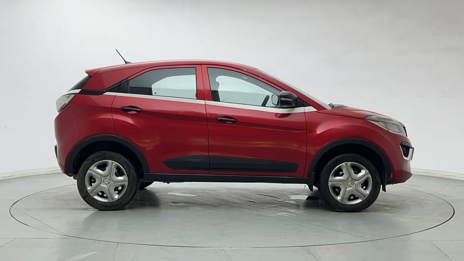 Used 2018 Tata Nexon XM Petrol Manual exterior RIGHT SIDE VIEW