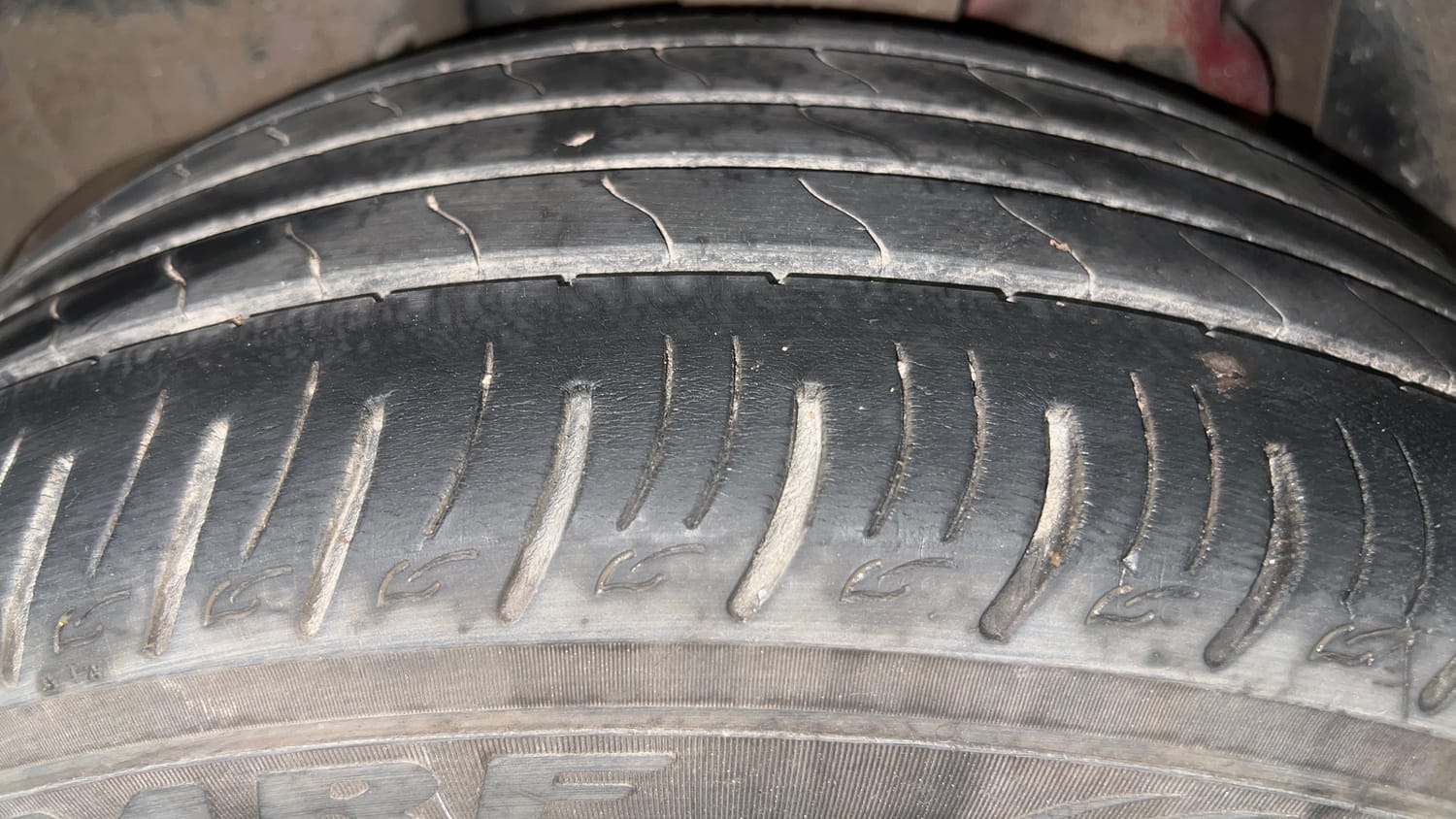 Used 2021 Mahindra XUV 300 W8 (O) 1.5 Diesel AMT Dual Tone Diesel Automatic tyres RIGHT REAR TYRE TREAD VIEW