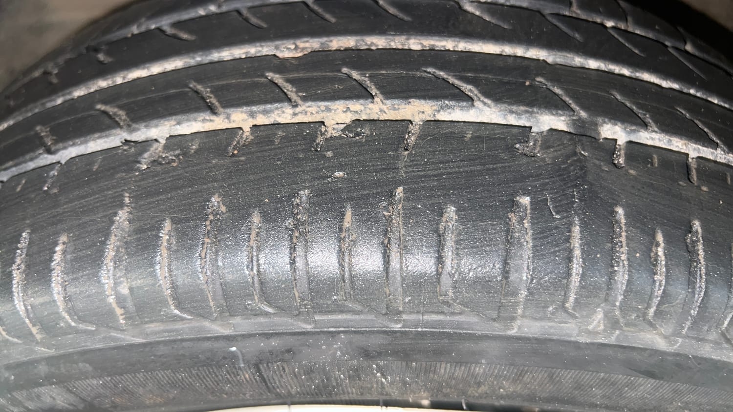 Used 2013 Maruti Suzuki Wagon R VXI Petrol Manual tyres LEFT FRONT TYRE TREAD VIEW