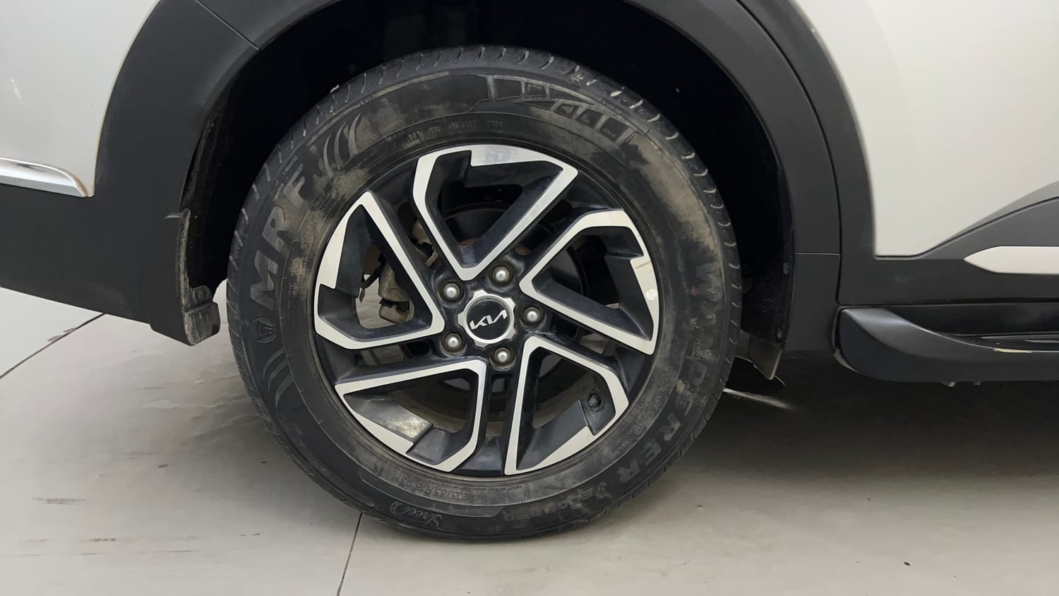 Used 2024 Kia Carens Luxury Plus 1.5 Turbo Petrol DCT 7 STR Petrol Automatic tyres RIGHT REAR TYRE RIM VIEW
