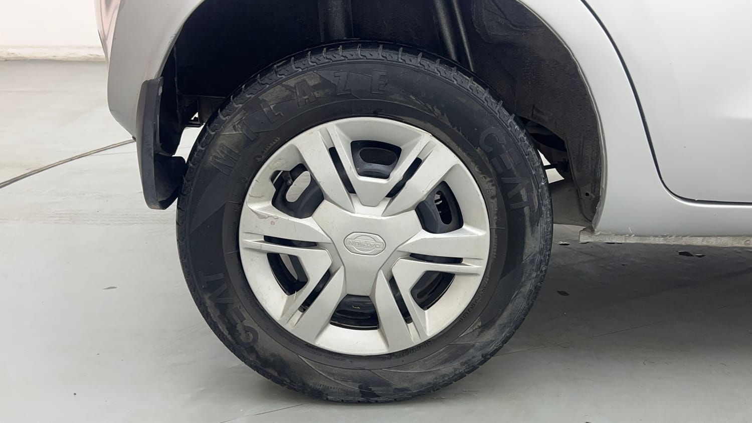 Used 2017 Datsun Redi-GO S Petrol Manual tyres RIGHT REAR TYRE RIM VIEW