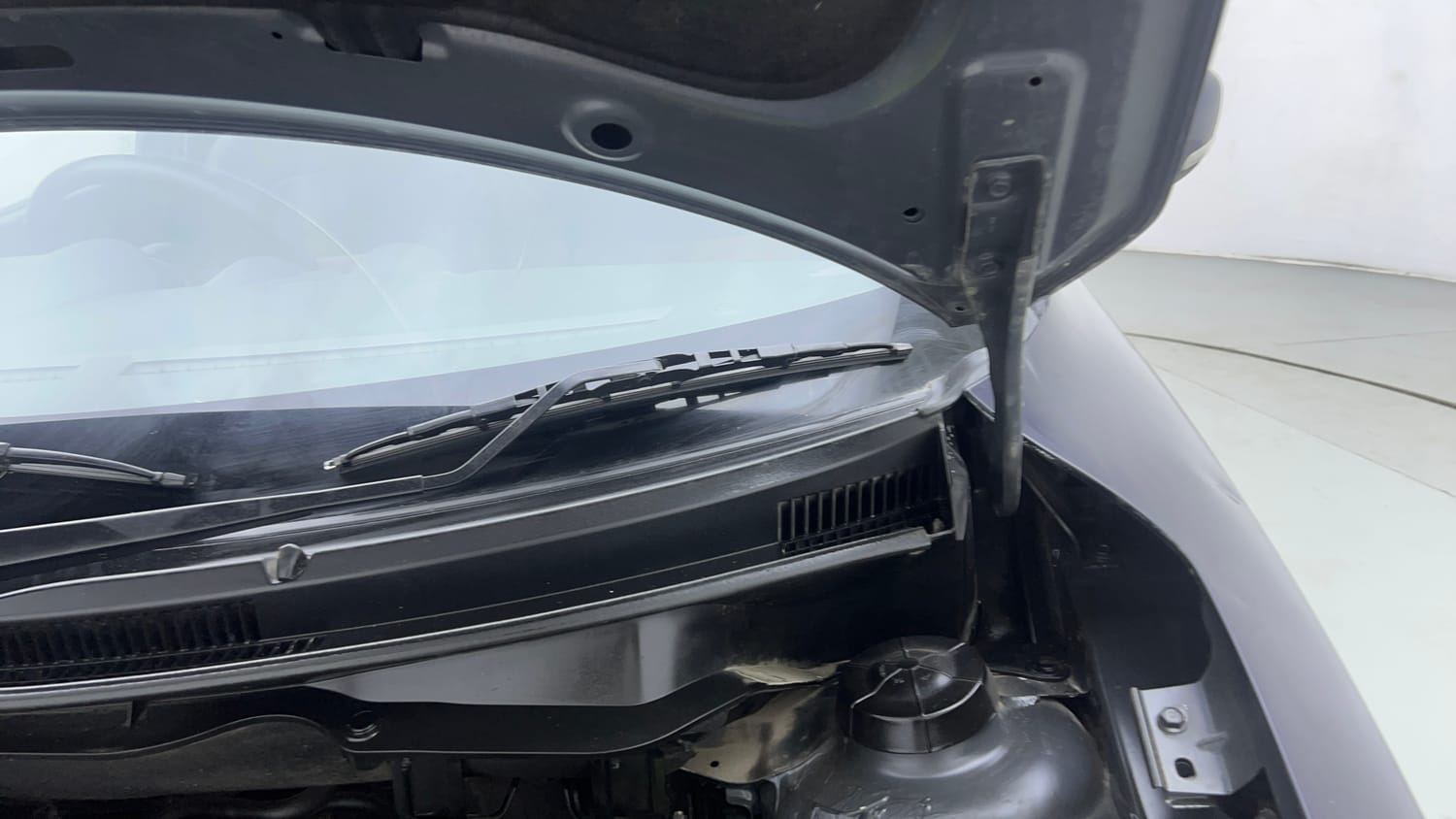 Used 2018 Maruti Suzuki Swift ZXi AMT Petrol Automatic engine ENGINE LEFT SIDE HINGE & APRON VIEW