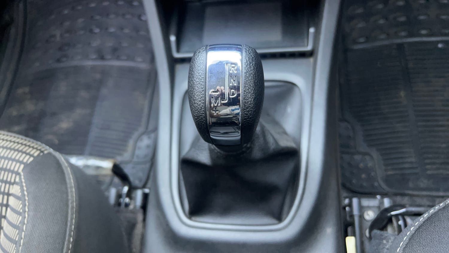 Used 2024 Renault Triber RXZ EASY-R AMT Petrol Automatic interior GEAR  KNOB VIEW