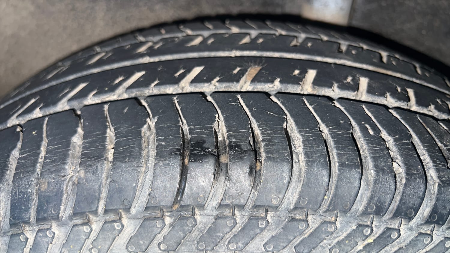 Used 2016 Ford EcoSport Titanium 1.5L Ti-VCT AT Petrol Automatic tyres LEFT REAR TYRE TREAD VIEW