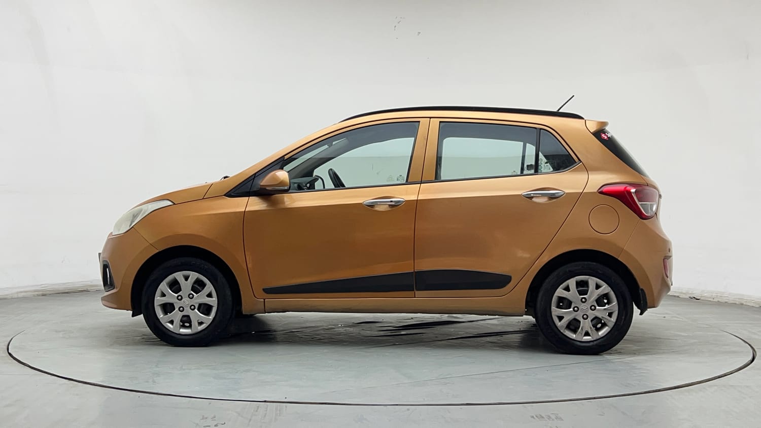 Used 2014 null Petrol Manual exterior LEFT SIDE VIEW