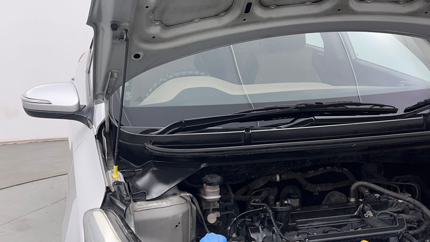 Used 2016 Hyundai Elite i20 Sportz 1.2 Petrol Manual engine ENGINE RIGHT SIDE HINGE & APRON VIEW