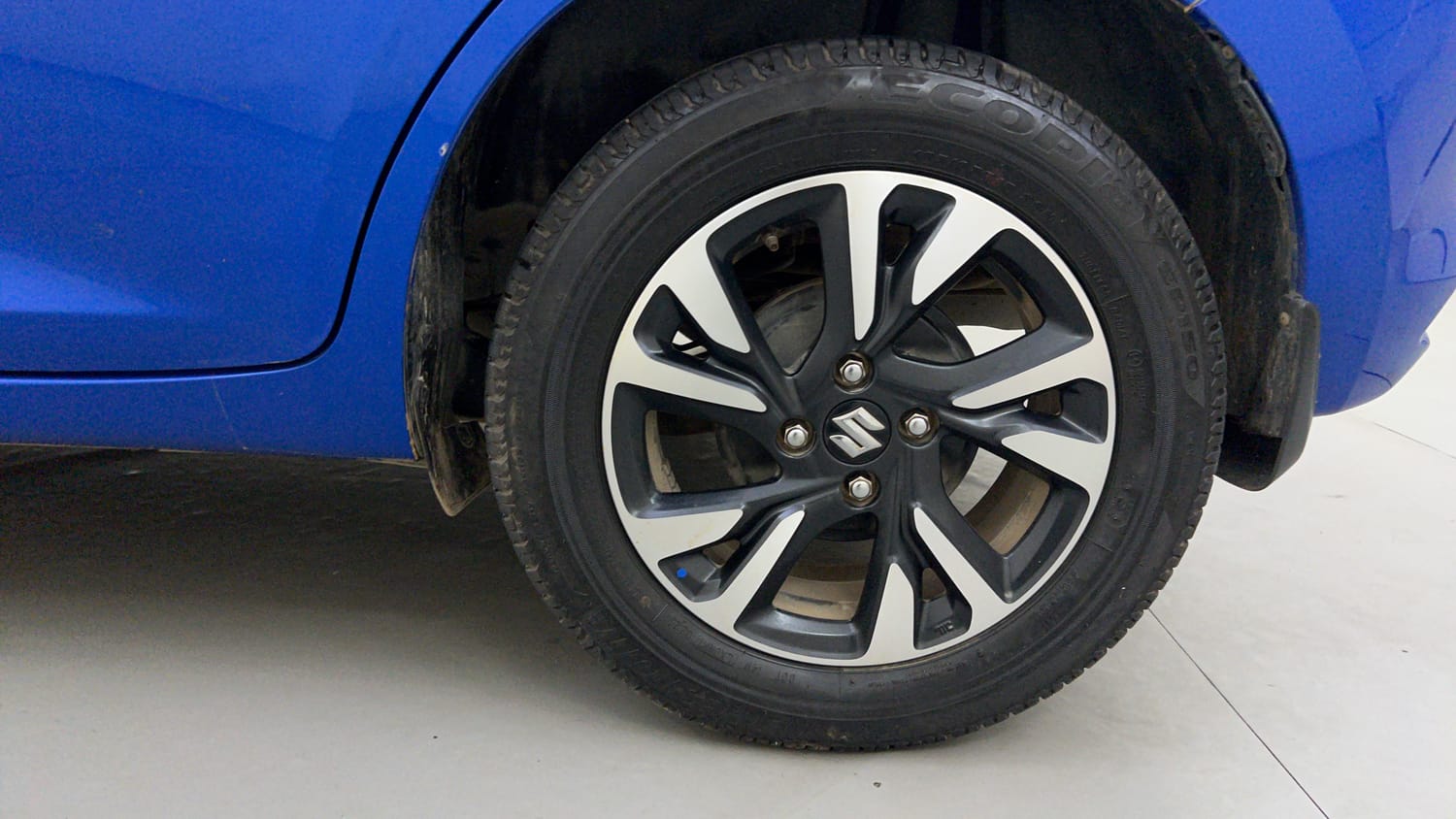 Used 2025 Maruti Suzuki Swift ZXi Plus Dual Tone AMT Petrol Automatic tyres LEFT REAR TYRE RIM VIEW