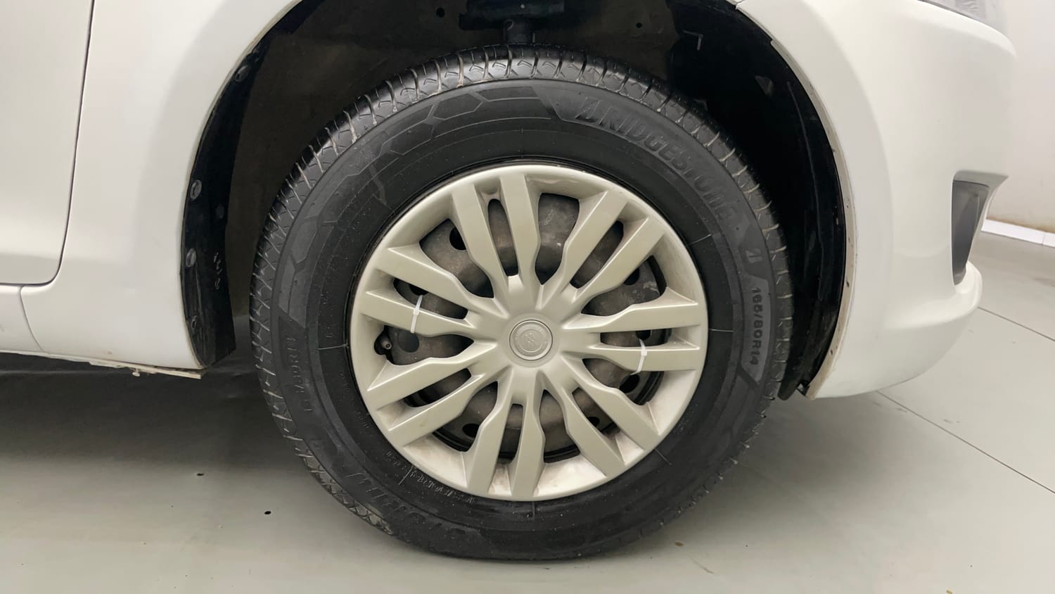 Used 2013 Maruti Suzuki Swift VXi Petrol Manual tyres RIGHT FRONT TYRE RIM VIEW
