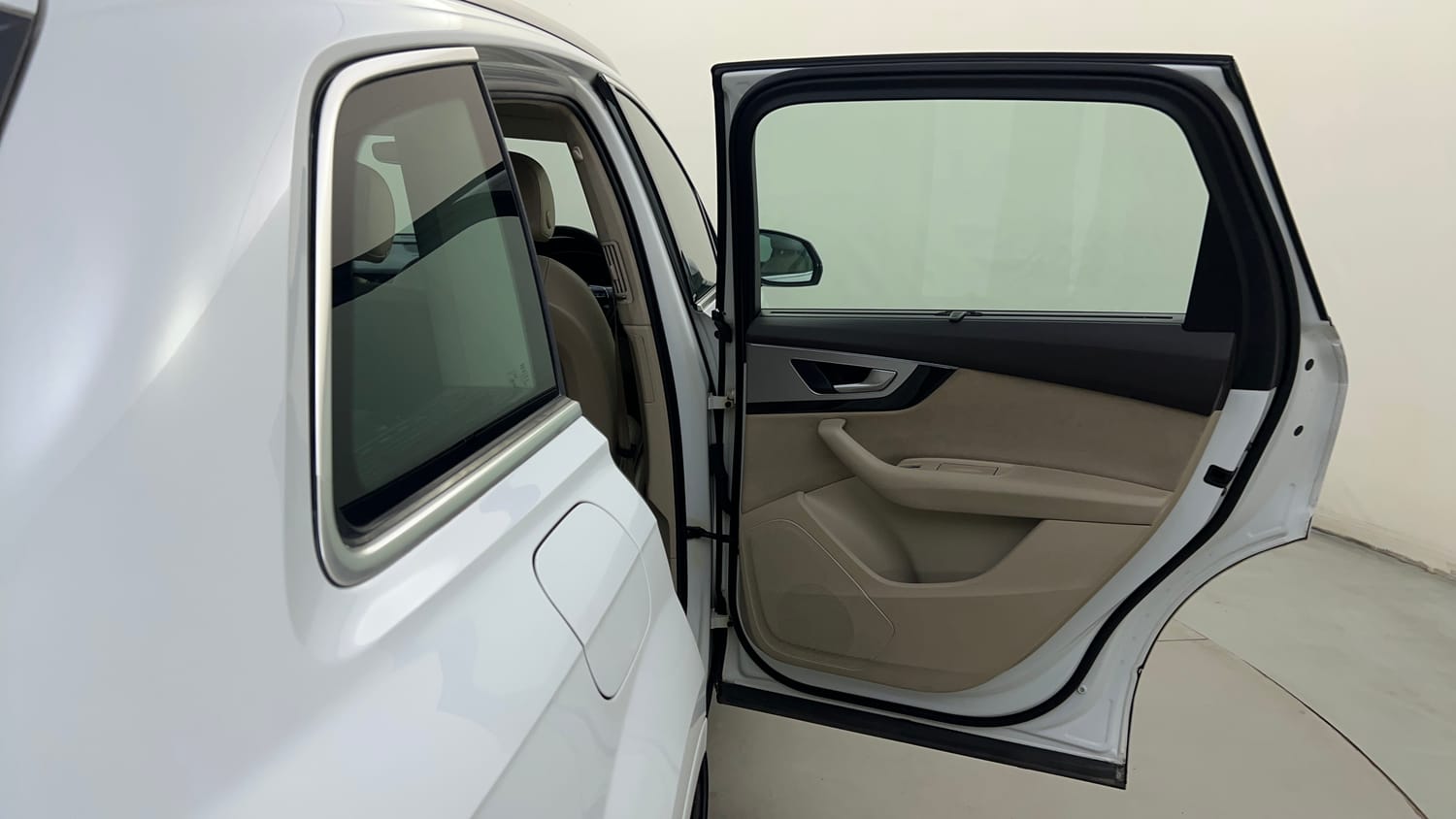 Used 2018 Audi Q7 45 TFSI Premium Plus Petrol Automatic interior RIGHT REAR DOOR OPEN VIEW