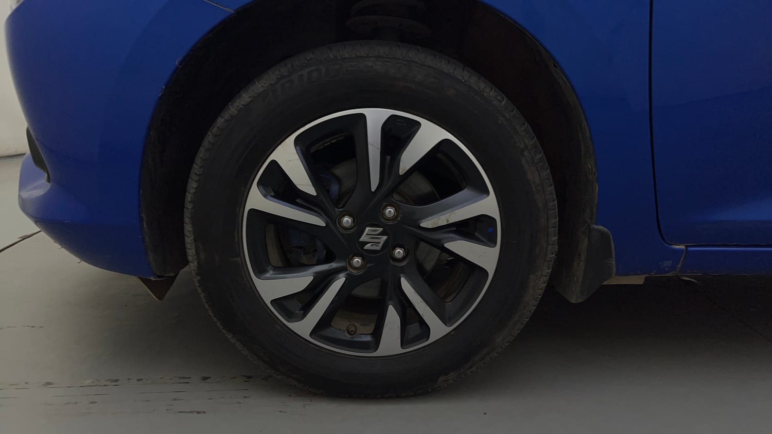 Used 2025 Maruti Suzuki Swift ZXi Plus Dual Tone AMT Petrol Automatic tyres LEFT FRONT TYRE RIM VIEW