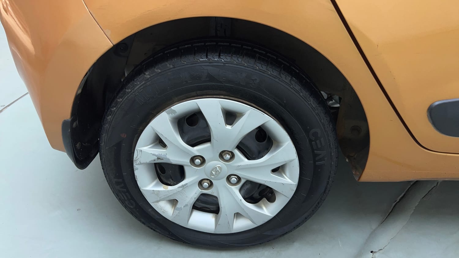 Used 2014 null Petrol Manual tyres RIGHT REAR TYRE RIM VIEW