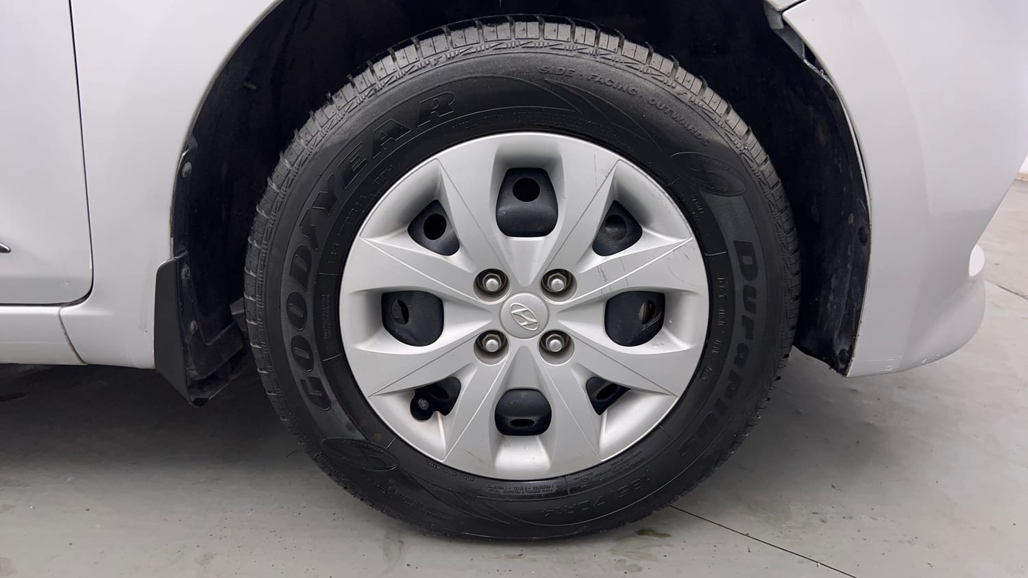 Used 2016 Hyundai Elite i20 Sportz 1.2 Petrol Manual tyres RIGHT FRONT TYRE RIM VIEW