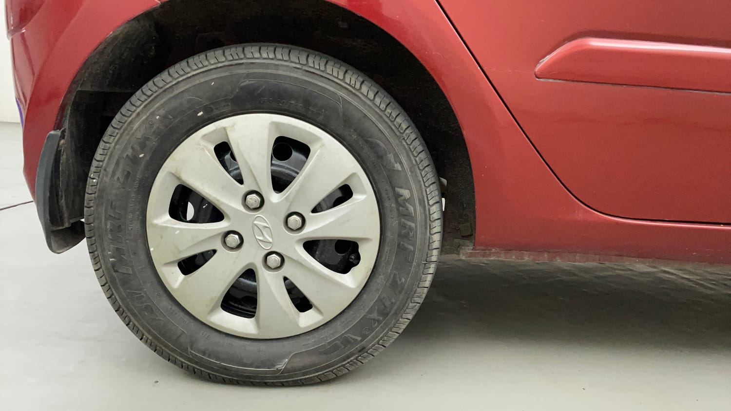 Used 2012 Hyundai i10 Sportz 1.2 AT Kappa2 Petrol Automatic tyres RIGHT REAR TYRE RIM VIEW