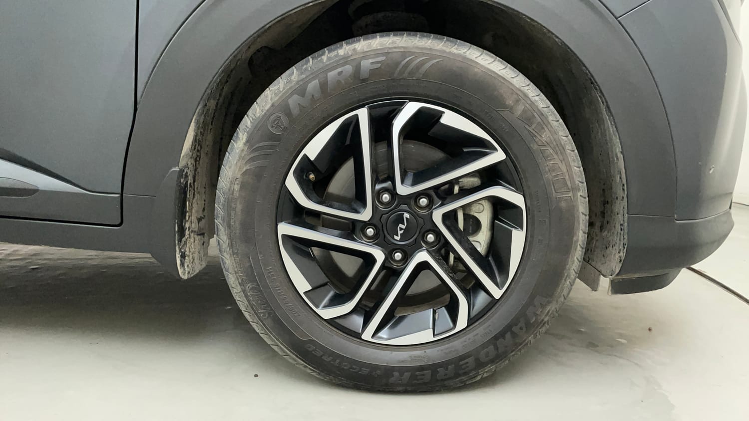 Used 2024 Kia Carens X Line 1.5 Diesel AT 6 STR Diesel Automatic tyres RIGHT FRONT TYRE RIM VIEW