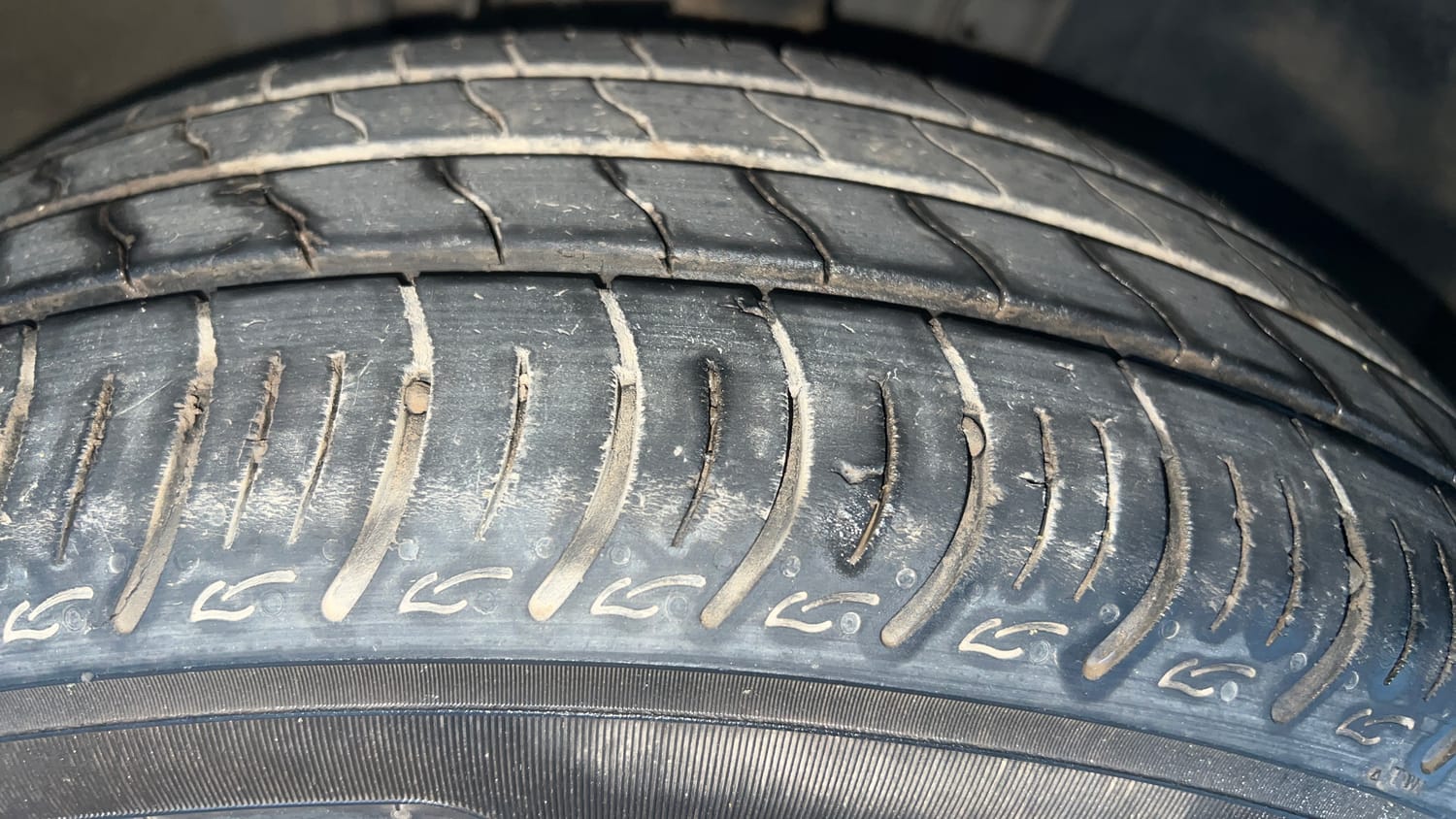 Used 2024 Renault Triber RXZ EASY-R AMT Petrol Automatic tyres RIGHT FRONT TYRE TREAD VIEW
