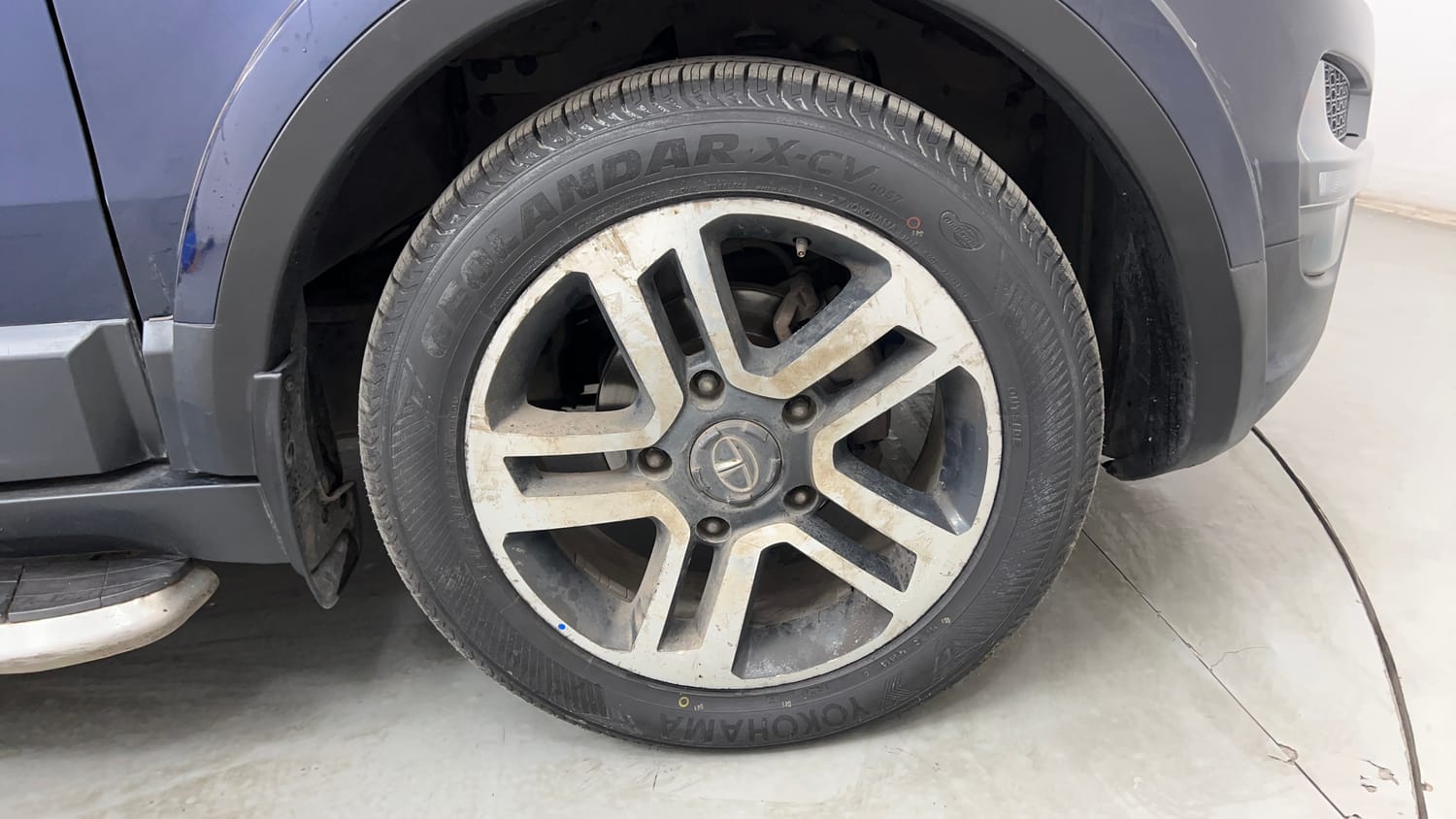 Used 2018 Tata Hexa XT 4x2 7 STR Diesel Manual tyres RIGHT FRONT TYRE RIM VIEW