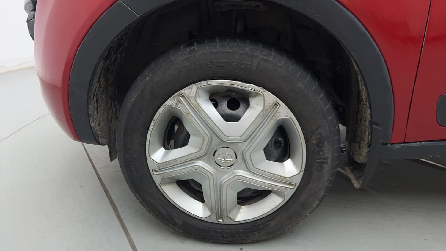 Used 2018 Tata Nexon XM Petrol Manual tyres LEFT FRONT TYRE RIM VIEW