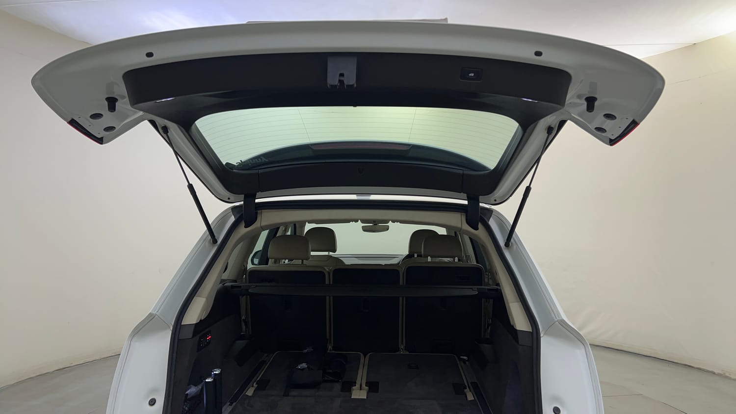 Used 2018 Audi Q7 45 TFSI Premium Plus Petrol Automatic interior DICKY DOOR OPEN VIEW