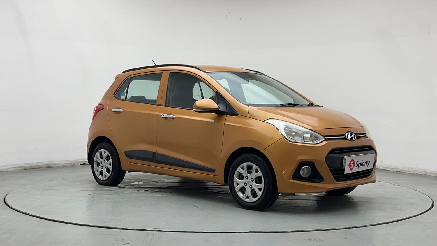 Used 2014 null Petrol Manual exterior RIGHT FRONT CORNER VIEW