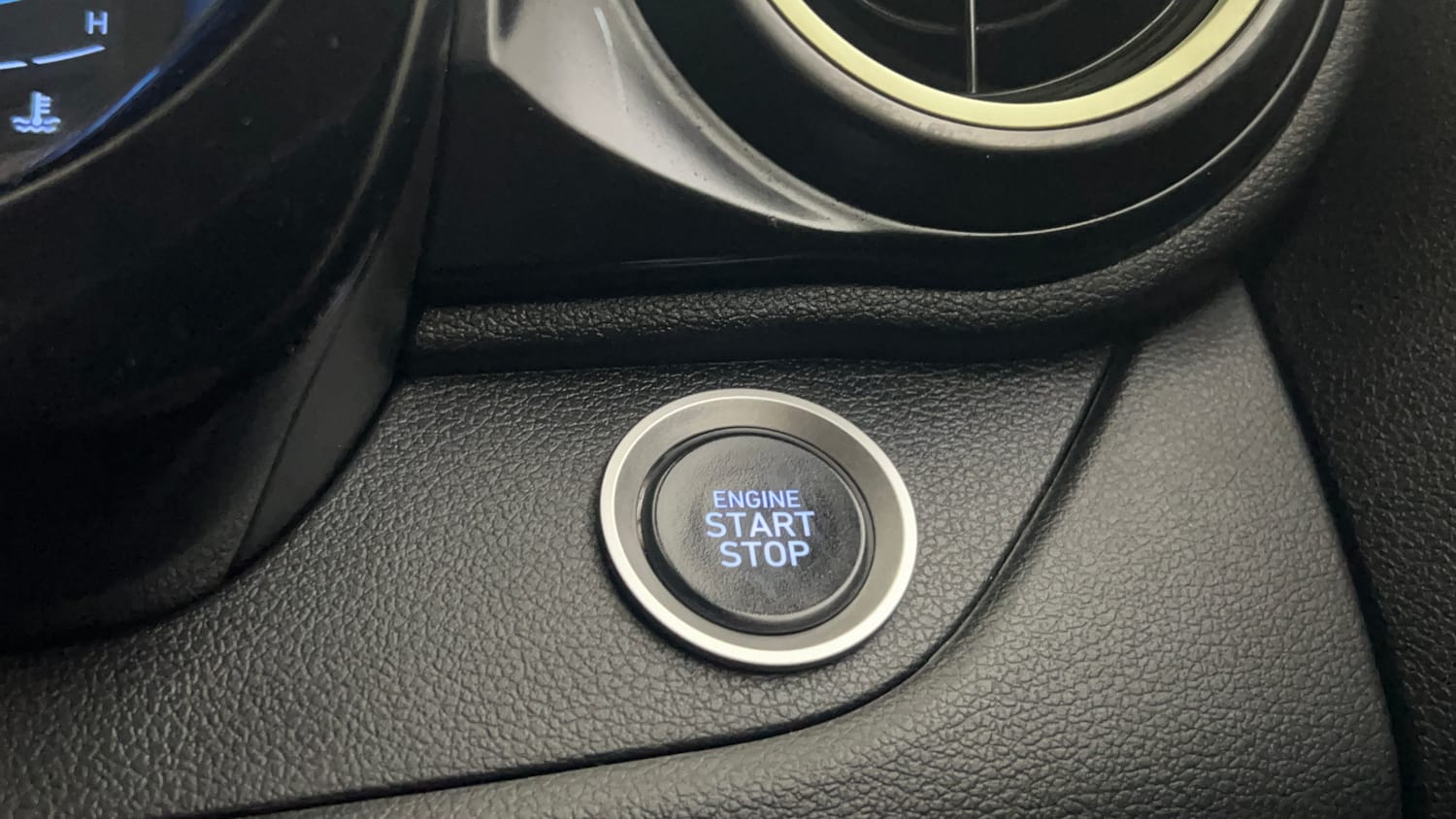 Used 2024 Hyundai Exter SX (O) Connect 1.2 AMT Petrol Automatic top_features Keyless start