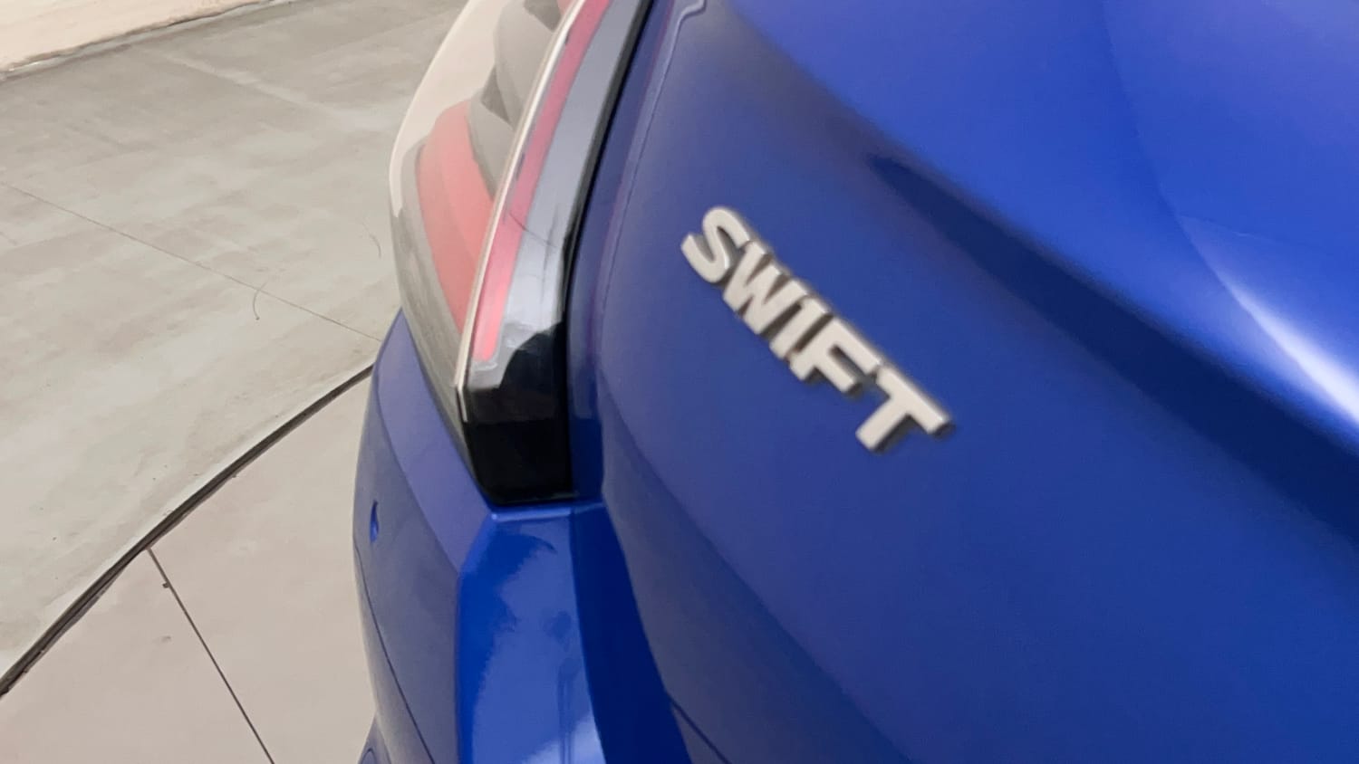 Used 2025 Maruti Suzuki Swift ZXi Plus Dual Tone AMT Petrol Automatic dents MINOR DENT