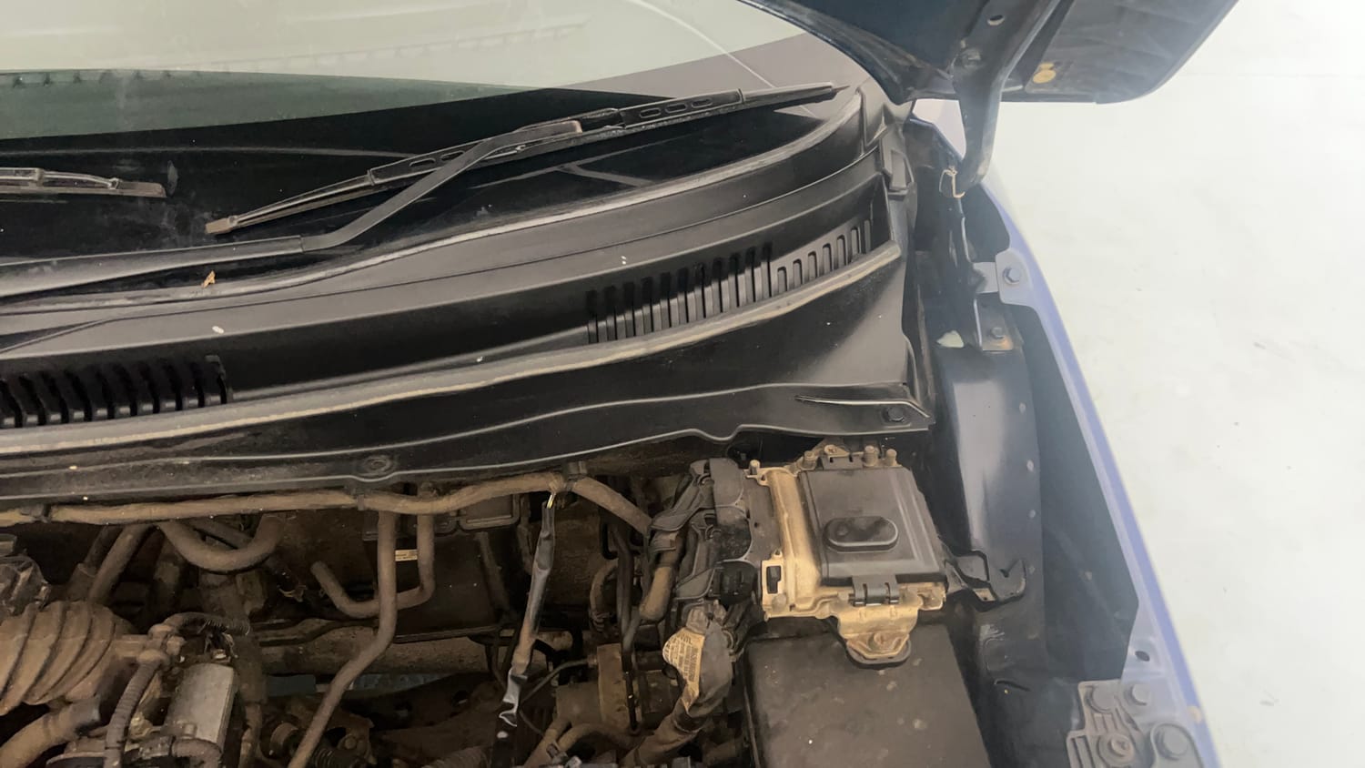 Used 2022 Maruti Suzuki Ignis Delta 1.2 MT Petrol Manual engine ENGINE LEFT SIDE HINGE & APRON VIEW