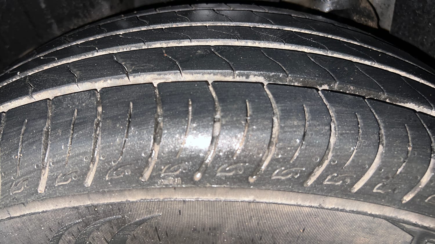 Used 2022 Mahindra XUV 300 W8 (O) 1.2 Petrol Petrol Manual tyres RIGHT REAR TYRE TREAD VIEW