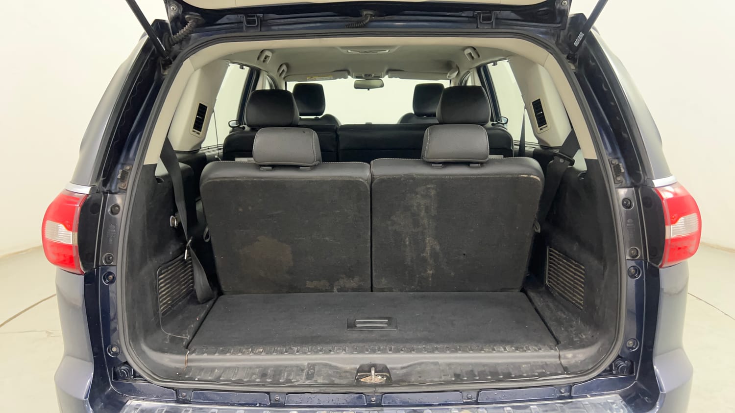 Used 2018 Tata Hexa XT 4x2 7 STR Diesel Manual interior DICKY INSIDE VIEW