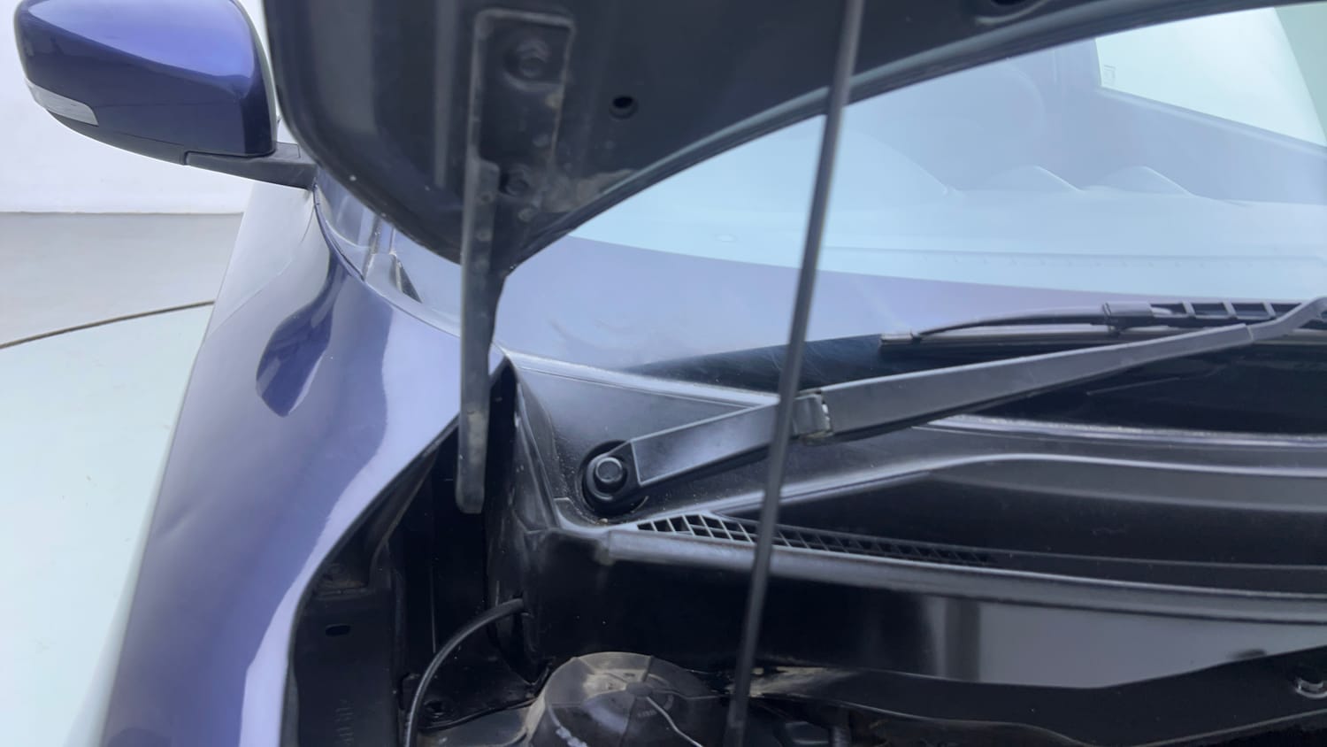 Used 2018 Maruti Suzuki Swift ZXi AMT Petrol Automatic engine ENGINE RIGHT SIDE HINGE & APRON VIEW