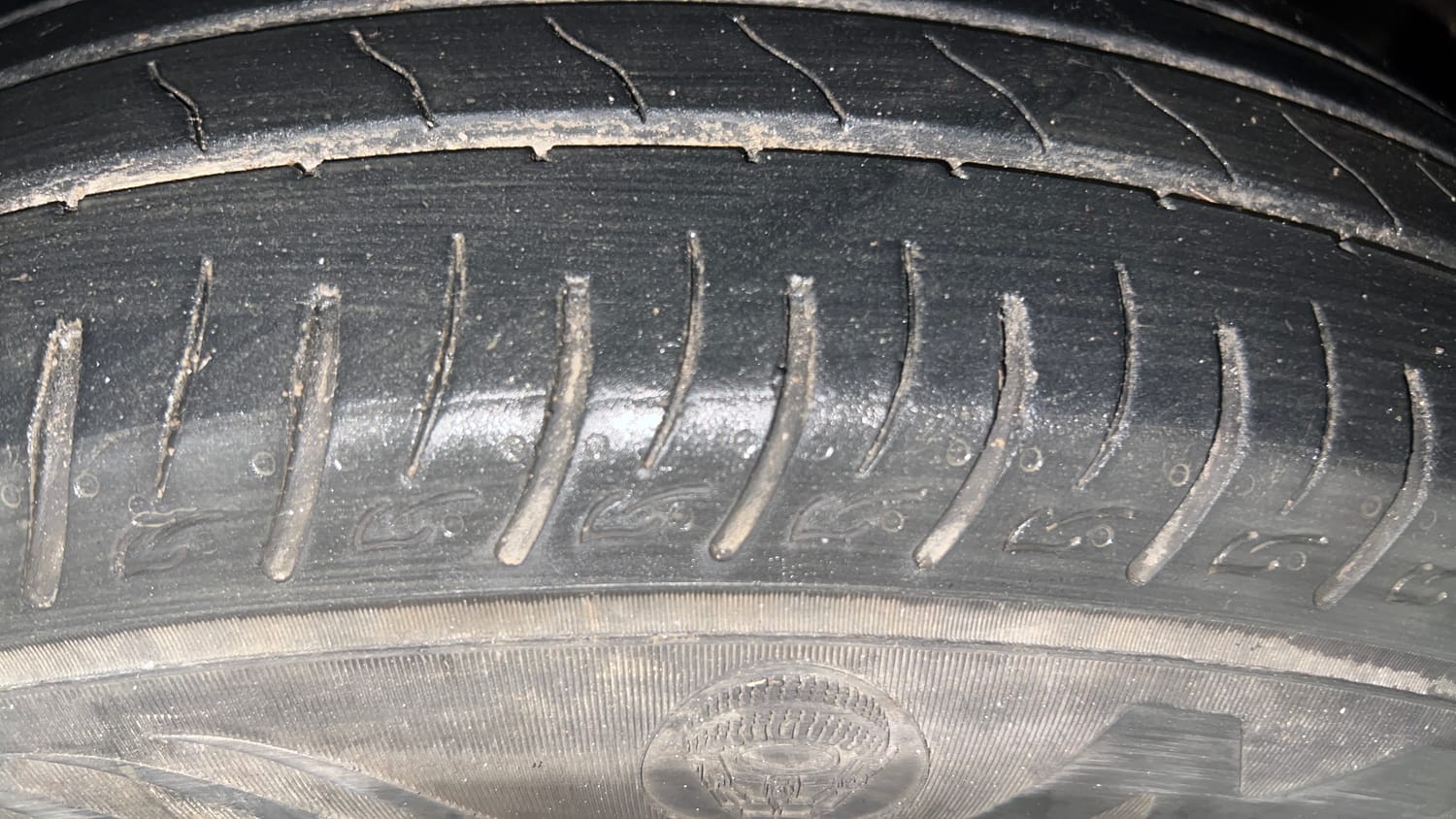 Used 2022 Mahindra XUV 300 W8 (O) 1.2 Petrol Petrol Manual tyres RIGHT FRONT TYRE TREAD VIEW