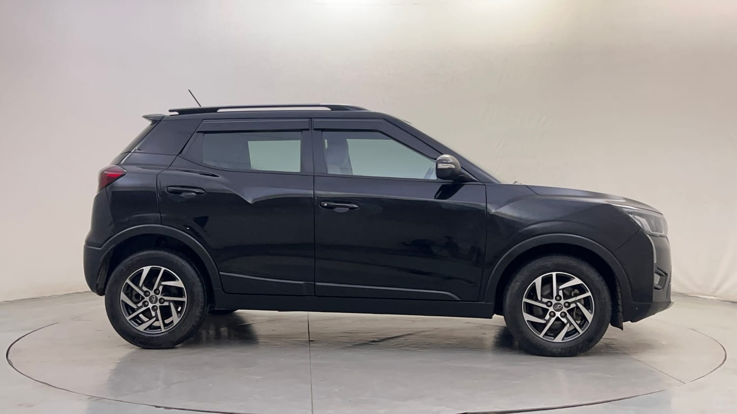Used 2022 Mahindra XUV 300 W8 (O) 1.2 Petrol Petrol Manual exterior RIGHT SIDE VIEW