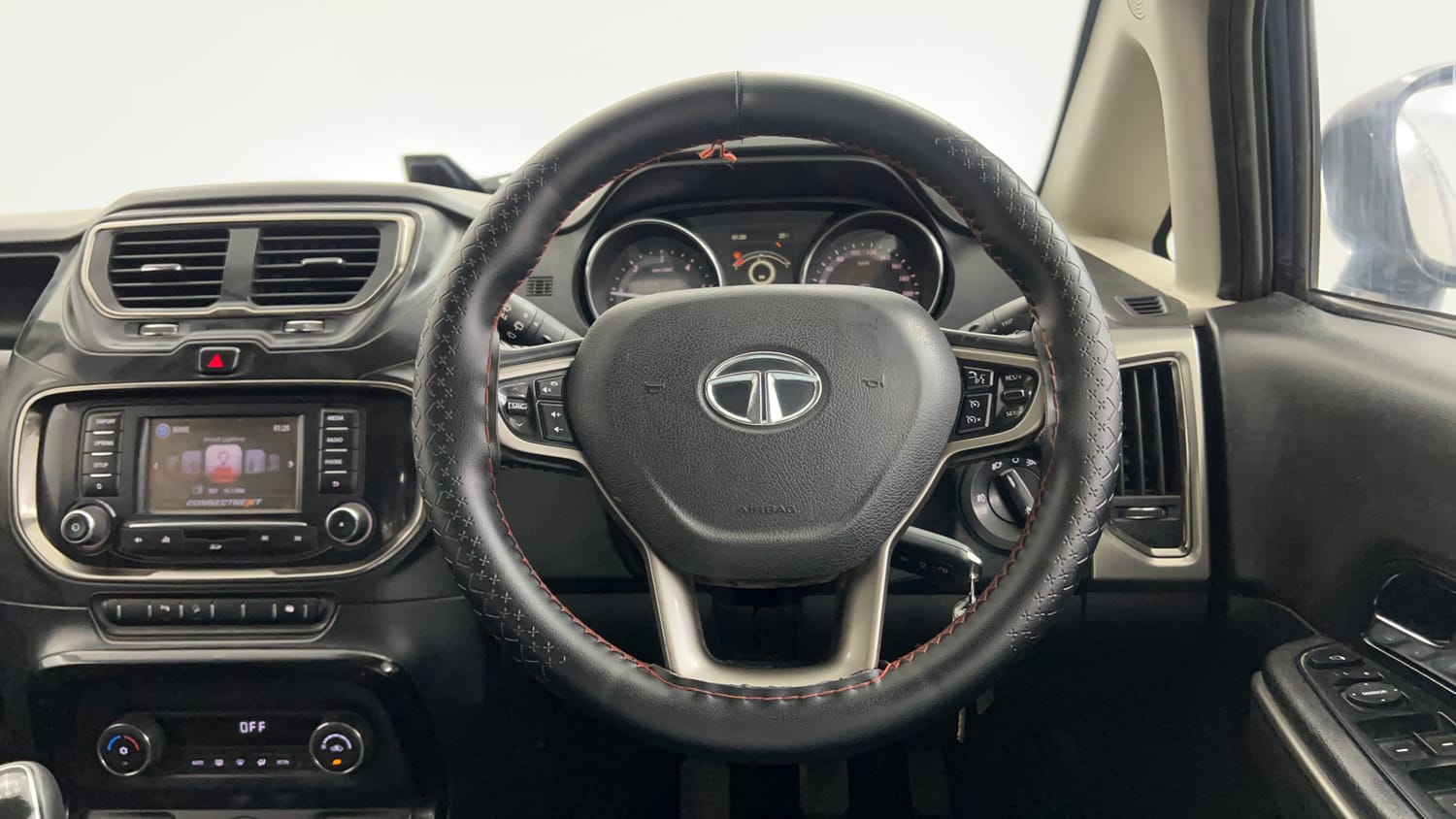 Used 2018 Tata Hexa XT 4x2 7 STR Diesel Manual interior STEERING VIEW