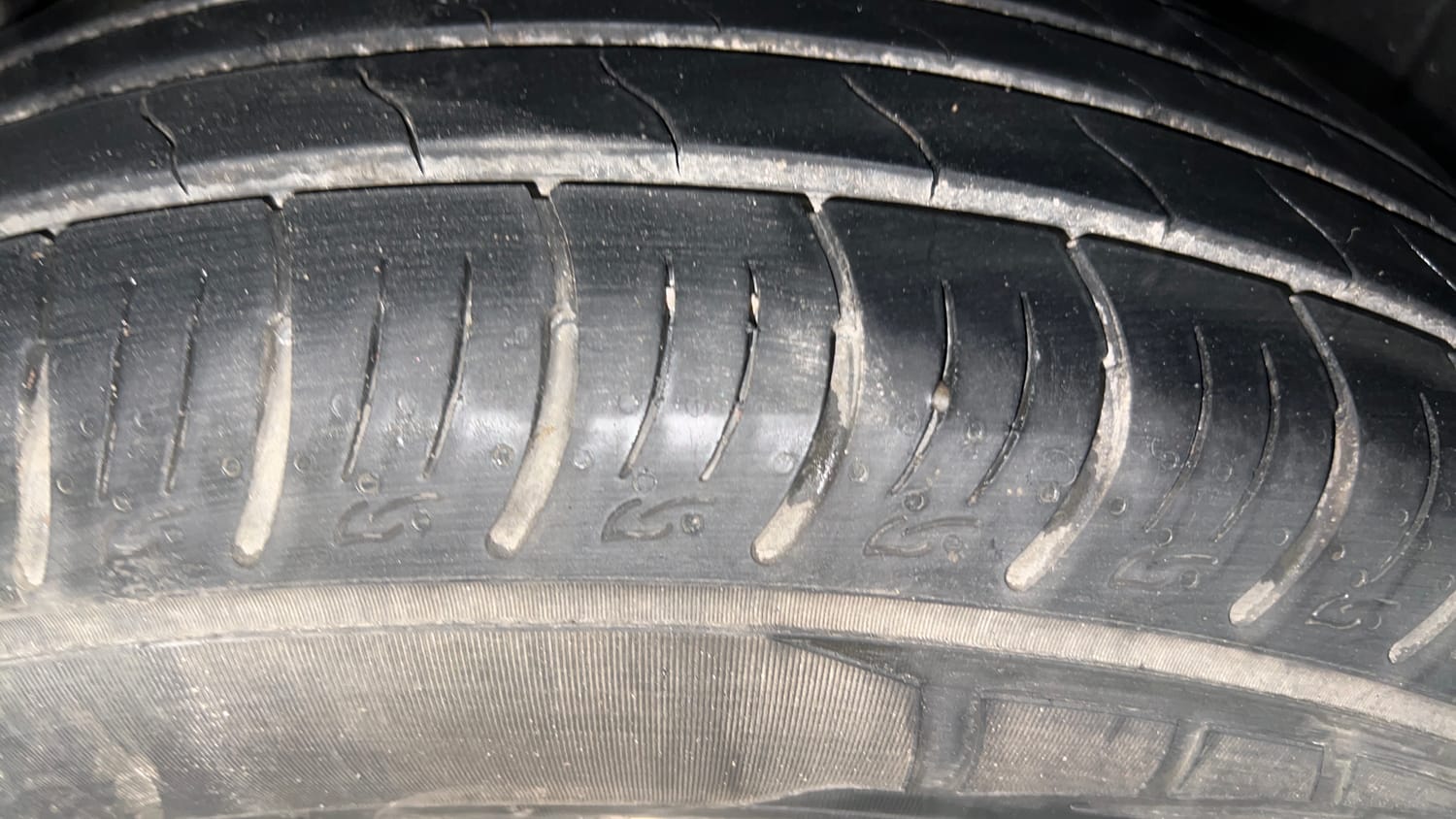 Used 2022 Mahindra XUV 300 W8 (O) 1.2 Petrol Petrol Manual tyres LEFT REAR TYRE TREAD VIEW