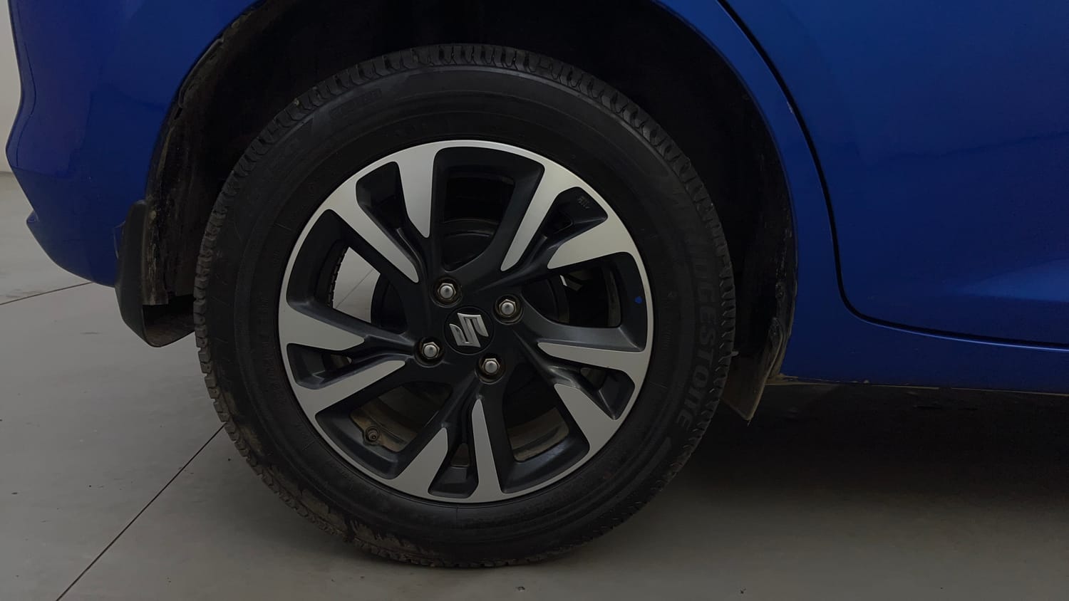 Used 2025 Maruti Suzuki Swift ZXi Plus Dual Tone AMT Petrol Automatic tyres RIGHT REAR TYRE RIM VIEW