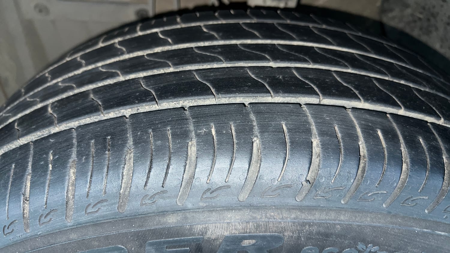 Used 2022 maruti-suzuki Vitara Brezza VXi Petrol Manual tyres LEFT FRONT TYRE TREAD VIEW