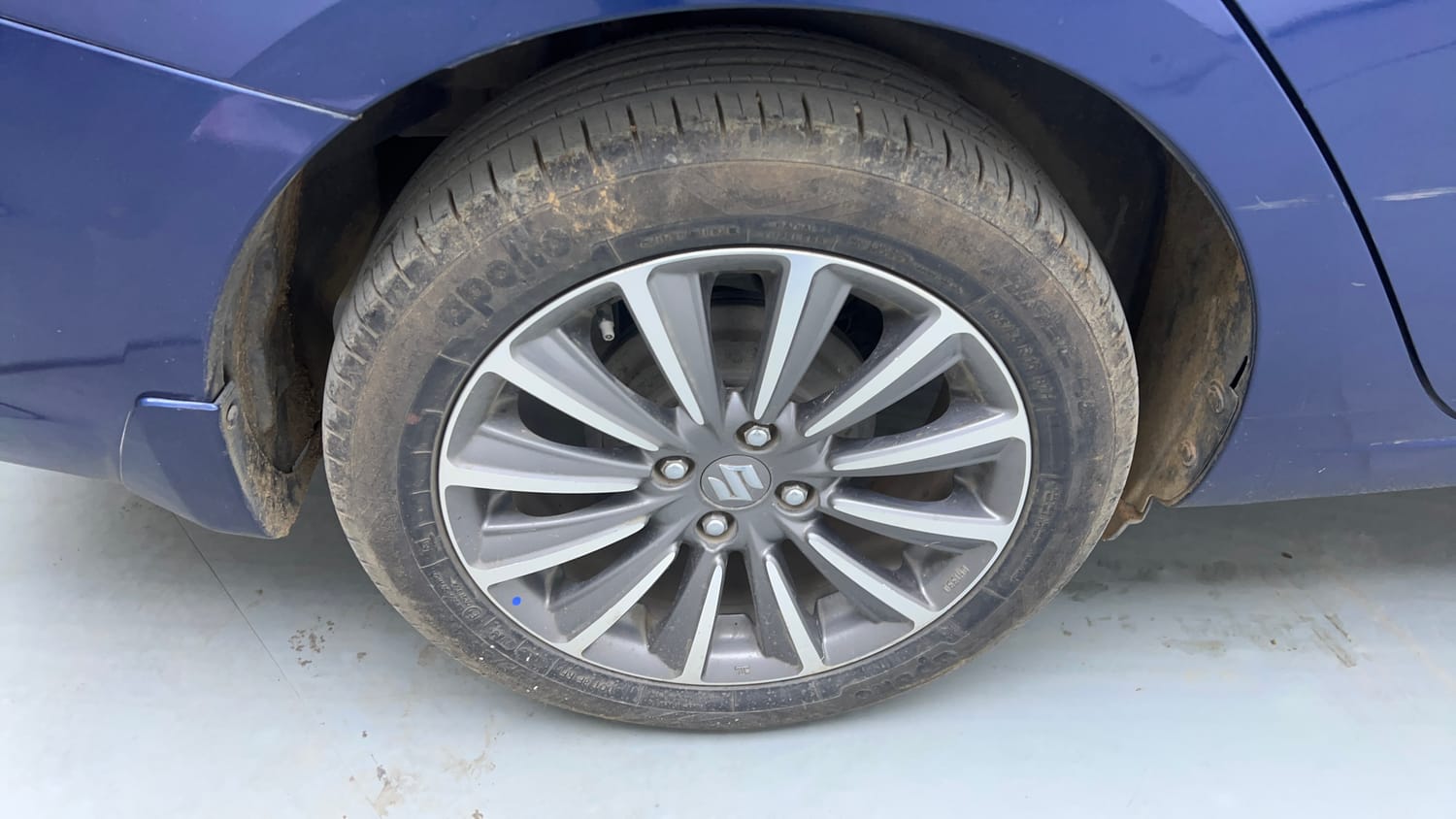 Used 2019 Maruti Suzuki Ciaz Alpha Hybrid 1.5 AT Petrol Automatic tyres RIGHT REAR TYRE RIM VIEW