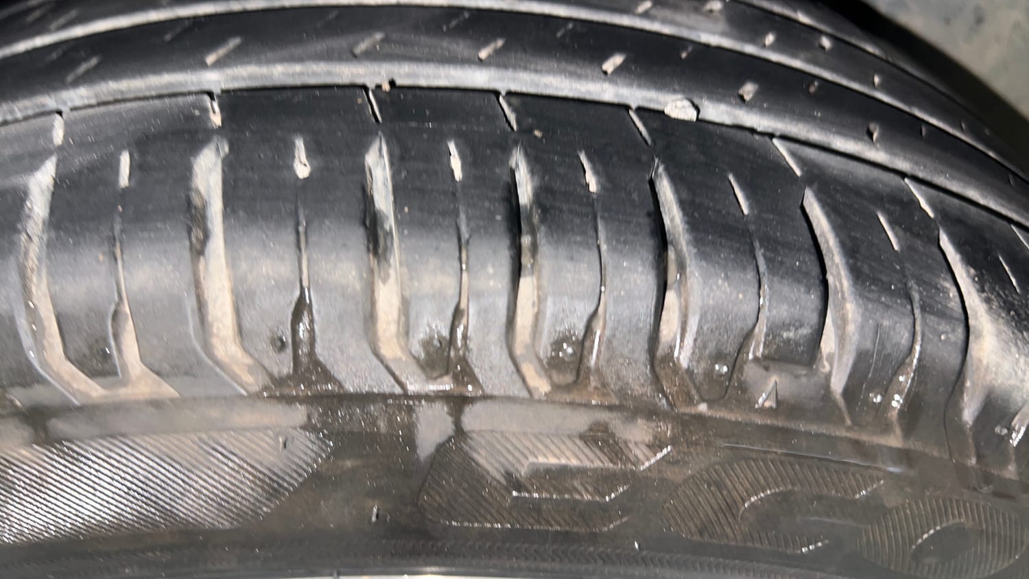 Used 2025 Maruti Suzuki Swift ZXi Plus Dual Tone AMT Petrol Automatic tyres LEFT REAR TYRE TREAD VIEW