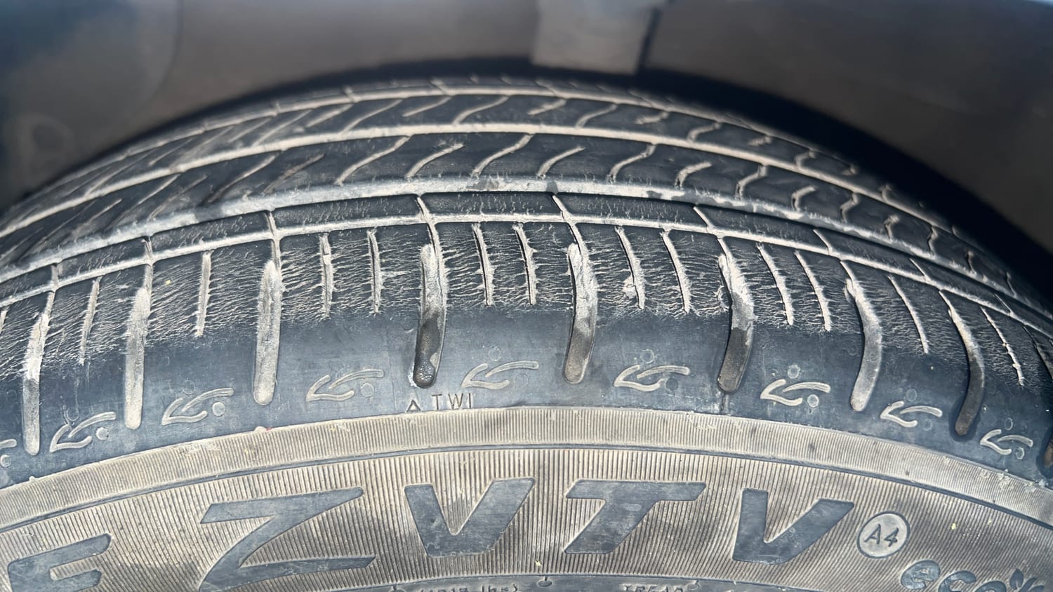 Used 2024 Hyundai Aura SX 1.2 CNG Cng Manual tyres LEFT FRONT TYRE TREAD VIEW
