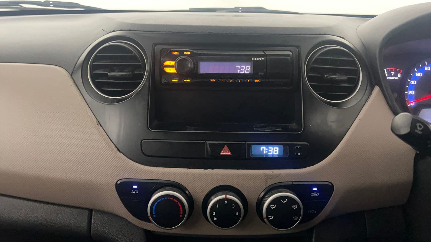 Used 2015 Hyundai Xcent Base 1.2 Petrol Manual interior MUSIC SYSTEM & AC CONTROL VIEW