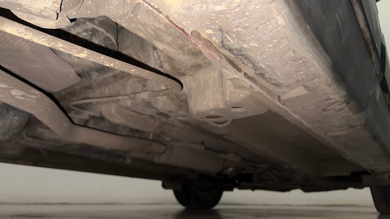 Used 2021 Mahindra XUV 300 W8 (O) 1.5 Diesel AMT Dual Tone Diesel Automatic extra REAR RIGHT UNDERBODY VIEW