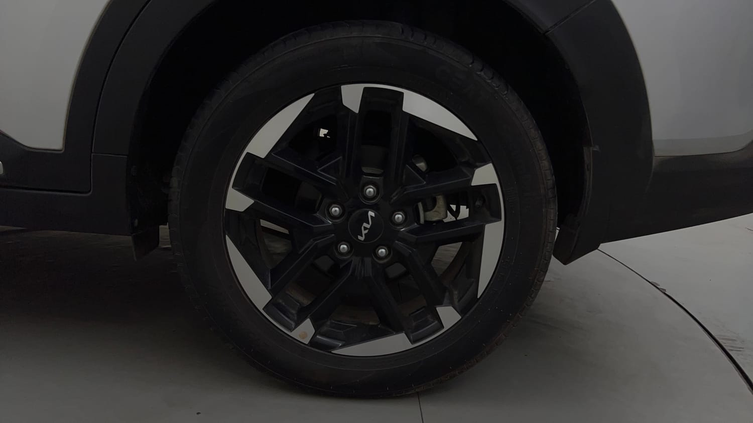 Used 2025 Kia Carens Clavis HTX Plus 1.5 Turbo Petrol 7STR MT Petrol Manual tyres LEFT REAR TYRE RIM VIEW