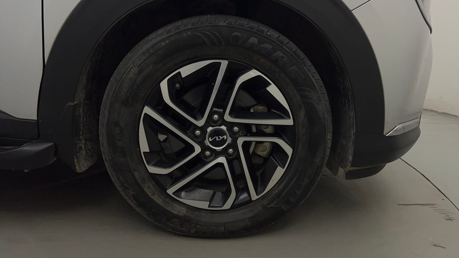 Used 2024 Kia Carens Luxury Plus 1.5 Turbo Petrol DCT 7 STR Petrol Automatic tyres RIGHT FRONT TYRE RIM VIEW