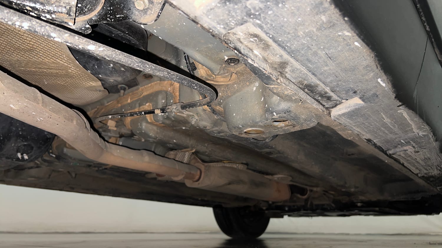 Used 2022 Mahindra XUV 300 W8 (O) 1.2 Petrol Petrol Manual extra REAR RIGHT UNDERBODY VIEW