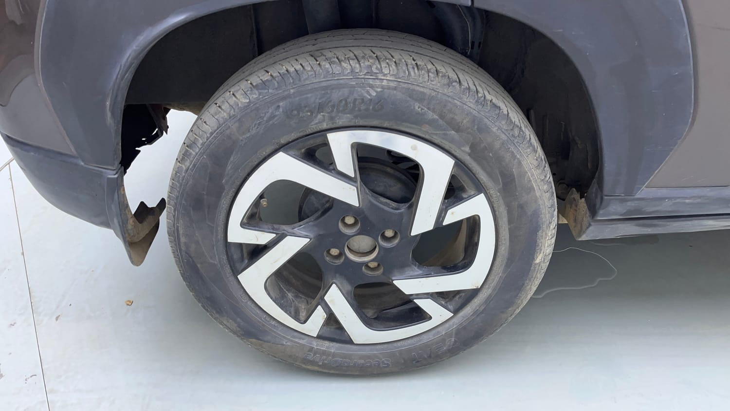 Used 2023 Nissan Magnite XV Petrol Manual tyres RIGHT REAR TYRE RIM VIEW