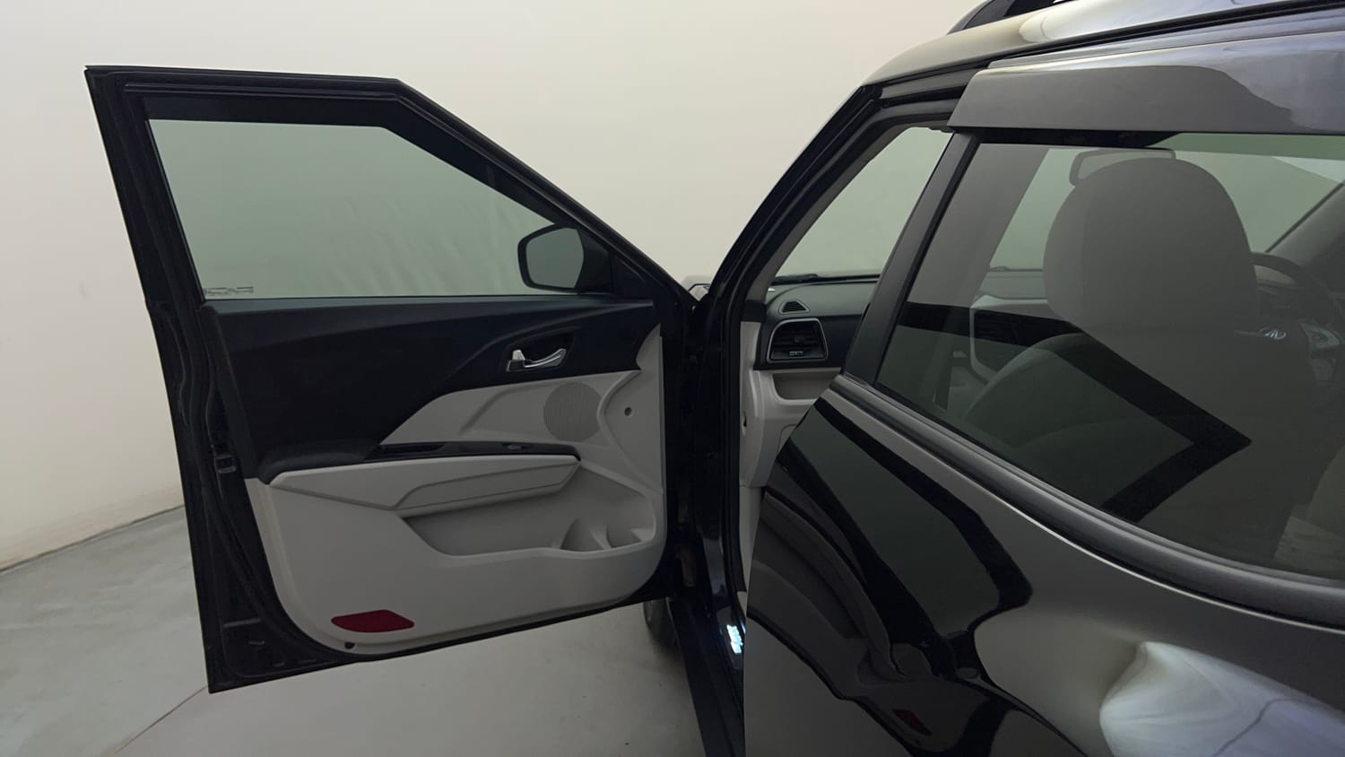 Used 2022 Mahindra XUV 300 W8 (O) 1.2 Petrol Petrol Manual interior LEFT FRONT DOOR OPEN VIEW