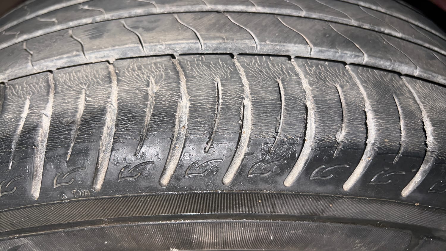 Used 2021 Mahindra XUV 300 W8 (O) 1.5 Diesel AMT Dual Tone Diesel Automatic tyres RIGHT FRONT TYRE TREAD VIEW