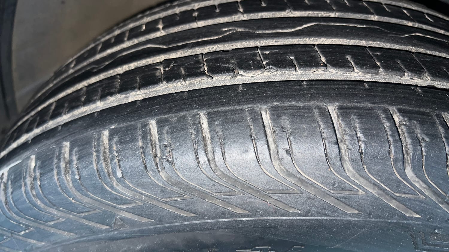 Used 2020 Hyundai Venue SX Plus 1.0 Turbo DCT Petrol Automatic tyres RIGHT FRONT TYRE TREAD VIEW