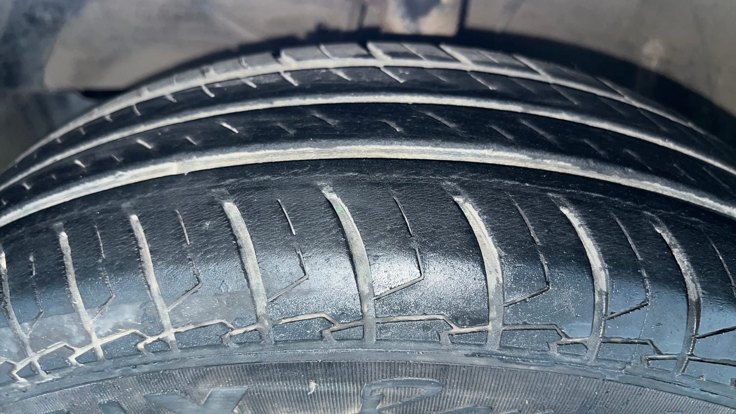 Used 2023 Maruti Suzuki Swift VXi Petrol Manual tyres LEFT FRONT TYRE TREAD VIEW