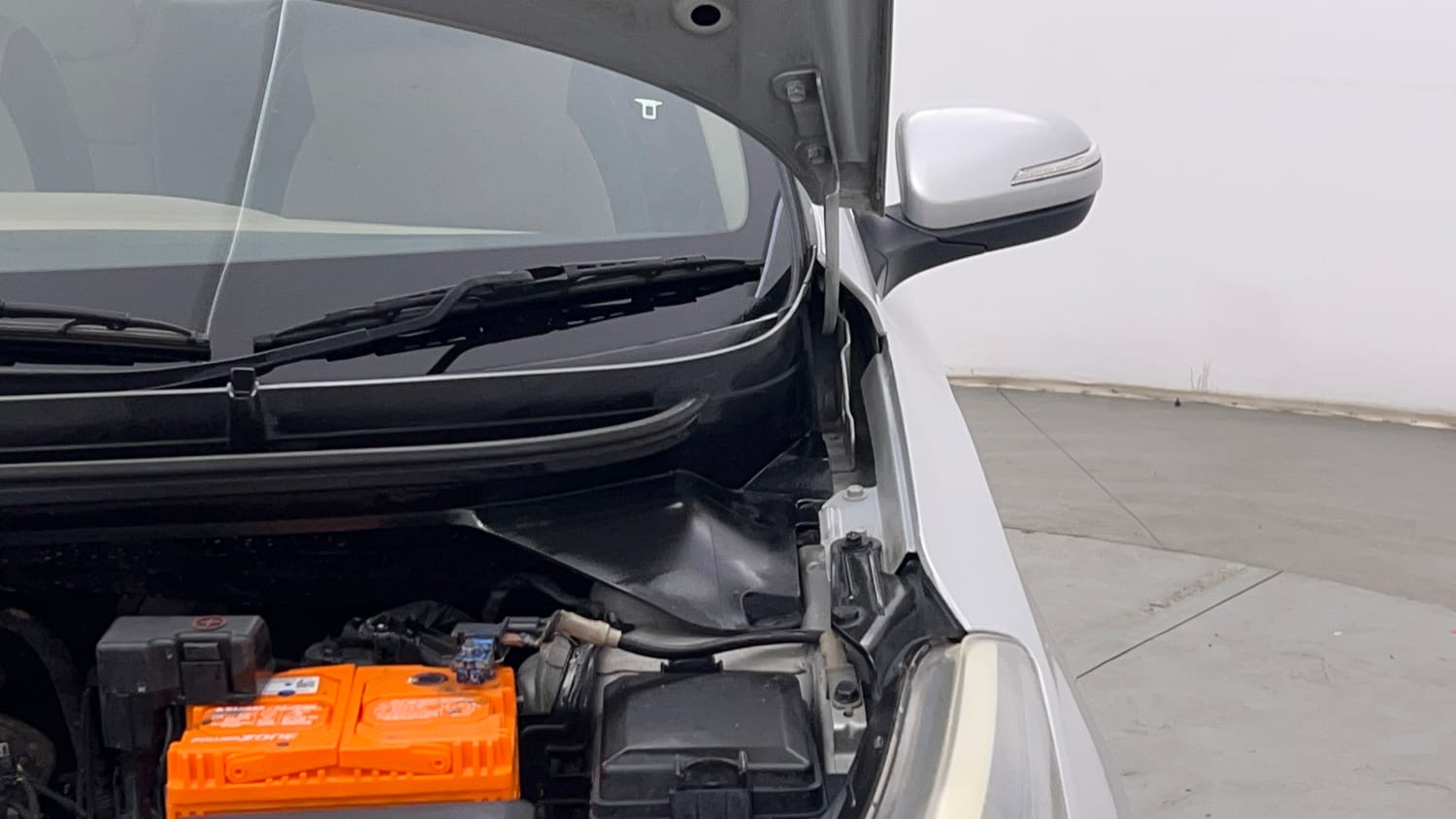 Used 2016 Hyundai Elite i20 Sportz 1.2 Petrol Manual engine ENGINE LEFT SIDE HINGE & APRON VIEW