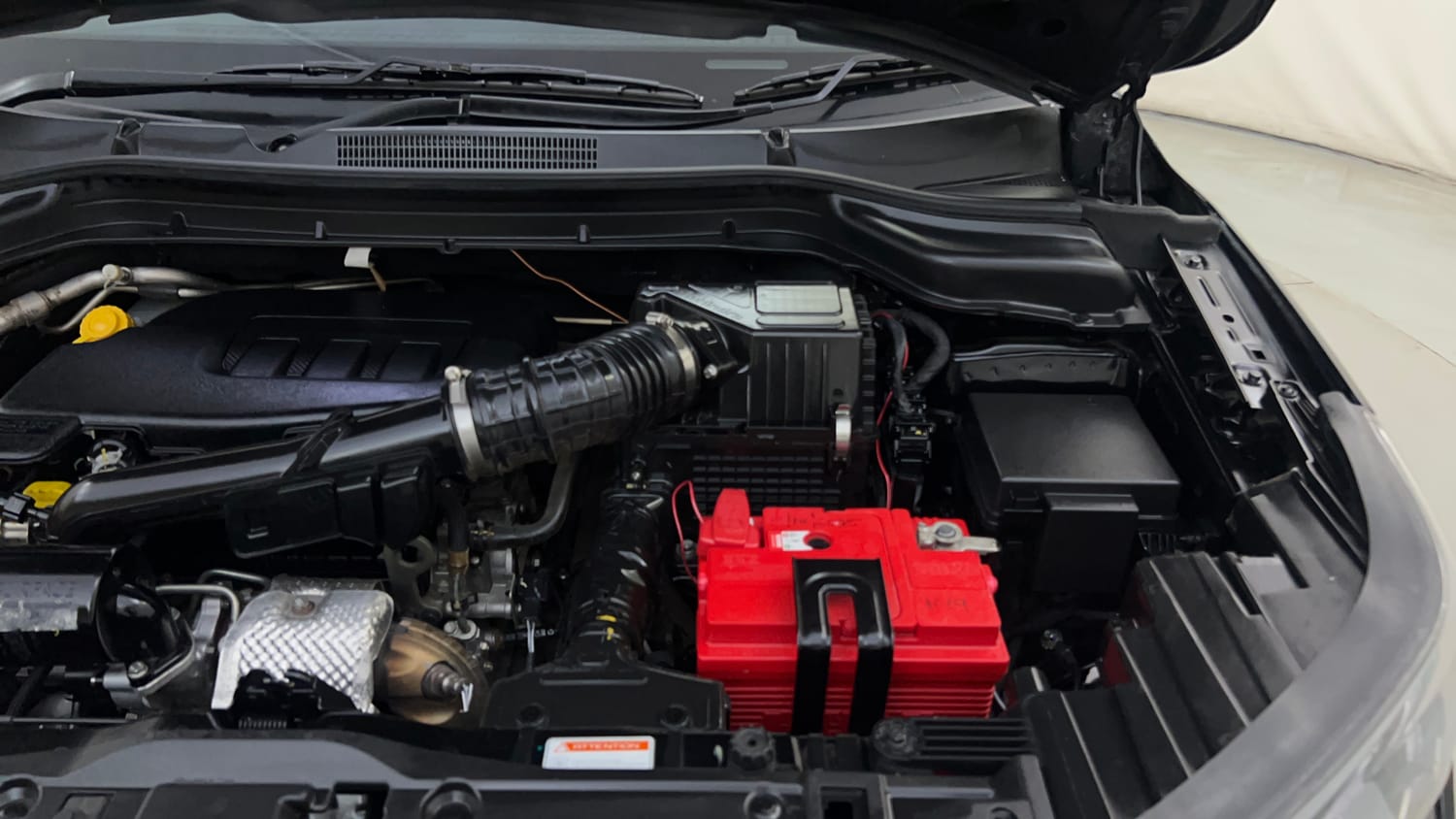 Used 2022 Mahindra XUV 300 W8 (O) 1.2 Petrol Petrol Manual engine ENGINE LEFT SIDE HINGE & APRON VIEW